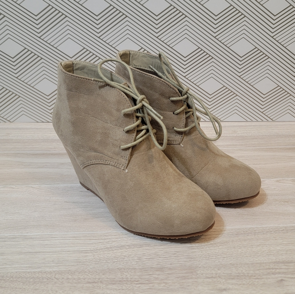 Women's Tan Lace-Up Ankle Boots
